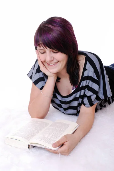 Jonge Vrouw Die Een Boek Leest — Stockfoto