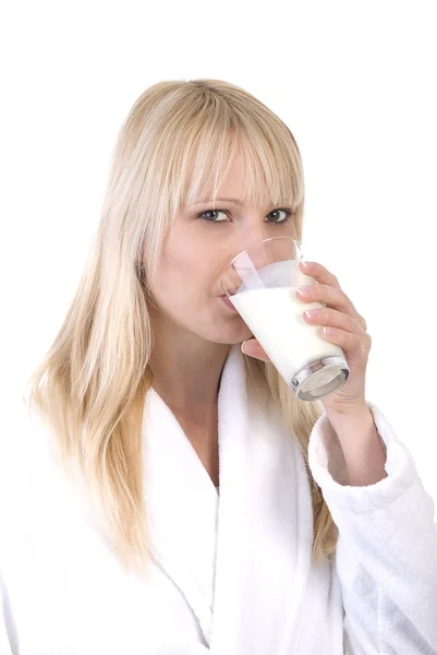 Jonge Vrouw Drinken Van Een Glas Melk — Stockfoto