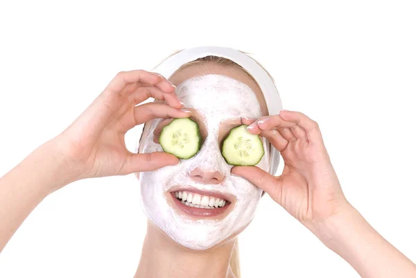 Jovem Mulher Com Máscara Facial Pepino Rosto Isolado Branco — Fotografia de Stock