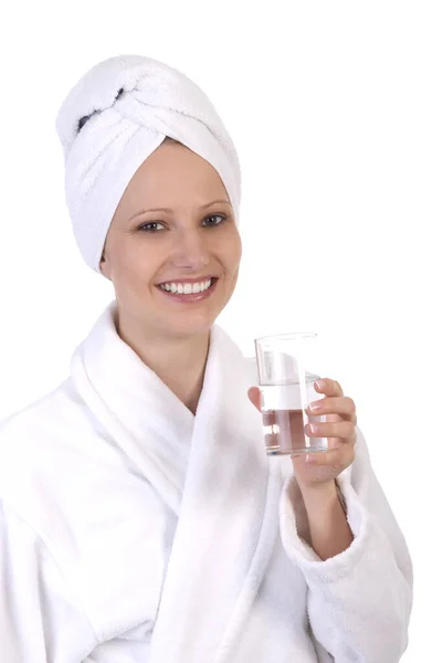 Młoda Kobieta Szlafroku Trzyma Szklankę Wody — Zdjęcie stockowe