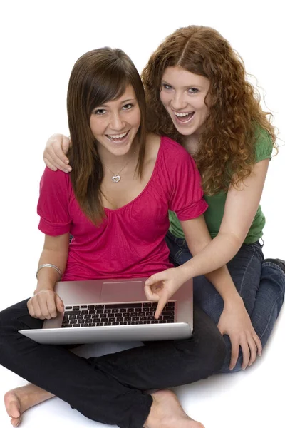 Tieners Met Netbook Weide — Stockfoto