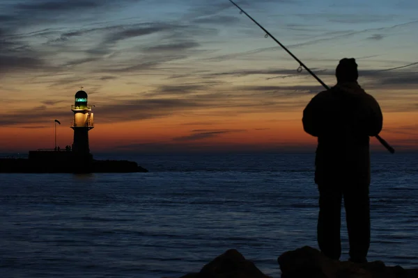 Silhueta Pescador Com Uma Vara Pesca Pôr Sol — Fotografia de Stock