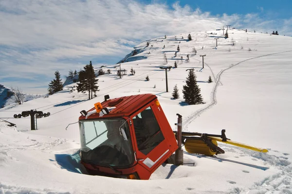 雪の中に沈んでいた古いスキー場の冬虫夏草 — ストック写真