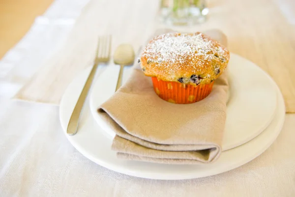 Köstlicher Hausgemachter Kuchen Mit Frischen Beeren Auf Dem Teller — Stockfoto