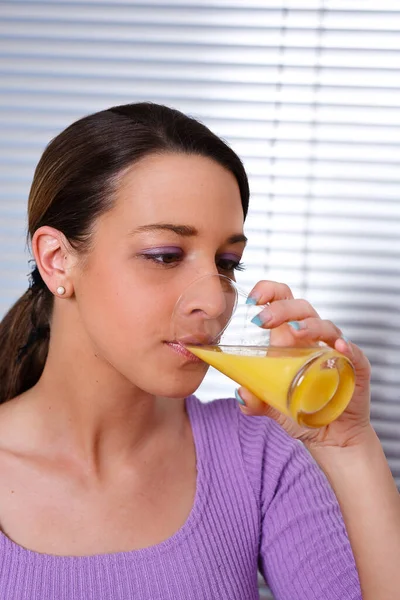 Mujer Bebe Jugo Naranja — Foto de Stock
