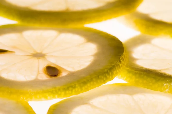 Irisan Lemon Diisolasi Pada Latar Belakang Putih Tilikan Dekat — Stok Foto