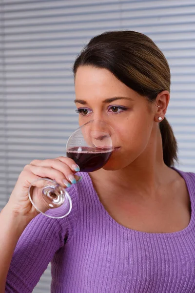 ブドウジュースを飲んでいる女性は — ストック写真