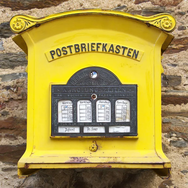 Κίτρινο Γραμματοκιβώτιο Στον Τοίχο — Φωτογραφία Αρχείου