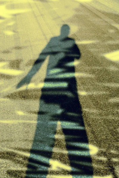 Hombre Traje Caminando Por Camino — Foto de Stock