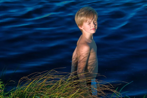 Niño Tomando Sol Lago Azul Durante Día — Foto de Stock
