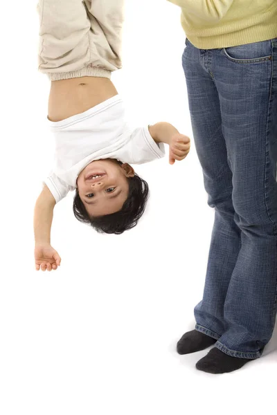 Niño Sostenido Boca Abajo Por Madre — Foto de Stock