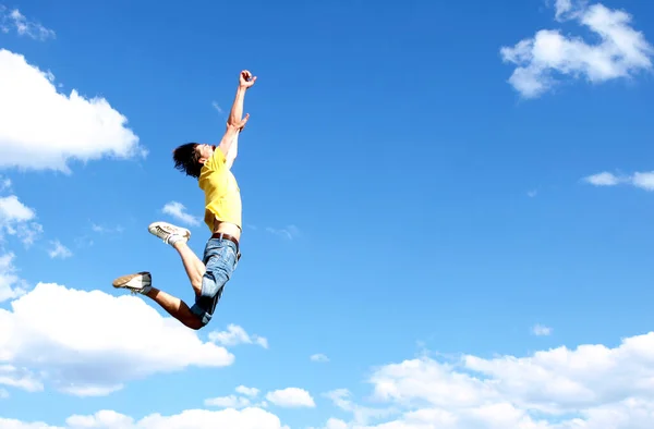 Hombre Feliz Libre Fondo Del Cielo Azul Con Nubes — Foto de Stock