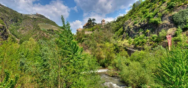 Görkemli Ortaçağ Kale Mimarisinin Manzarası — Stok fotoğraf