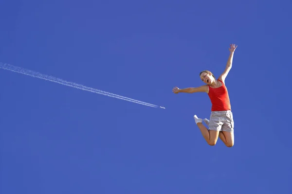 Jonge Vrouw Springen Trampoline — Stockfoto