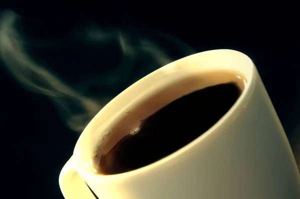 Siyah Arka Planda Bir Fincan Kahve — Stok fotoğraf