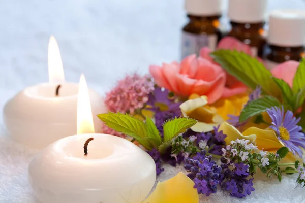 Composizione Spa Con Fiori Candele Sul Tavolo Legno — Foto Stock