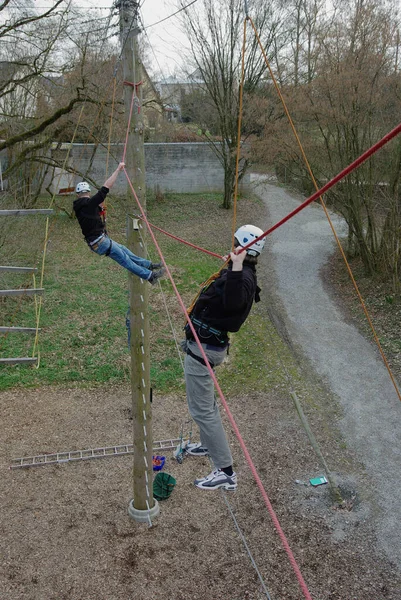 Balancieren Auf Der Piratenüberquerung Hochseilgarten Tobelropes Martinshaus Kleintobel — Stockfoto