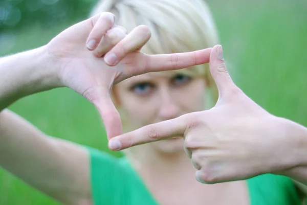 Jonge Vrouw Met Handen Het Gezicht — Stockfoto