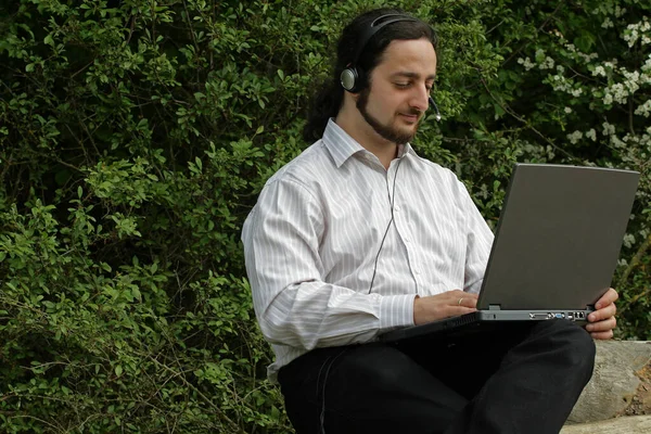 Homem Trabalha Com Laptop Natureza — Fotografia de Stock