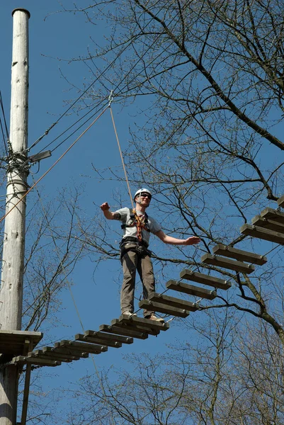 Mann Klettert Seil Auf Holzbretter — Stockfoto