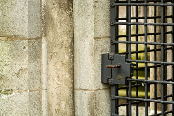 Oude Metalen Poort Met Een Muur — Stockfoto