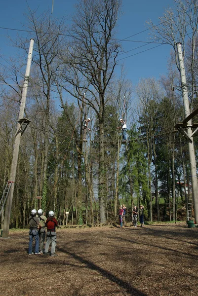 Männer Klettern Auf Den Holzbrettern Den Seilen — Stockfoto