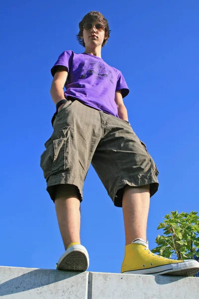 Νεαρός Άνδρας Casual Ρούχα Στέκεται Στο Skateboard — Φωτογραφία Αρχείου