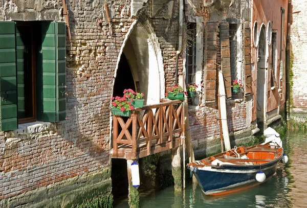 威尼斯的观光运河和意大利的建筑 — 图库照片
