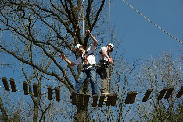 Mężczyźni Wspinający Się Drewniane Deski Linach — Zdjęcie stockowe