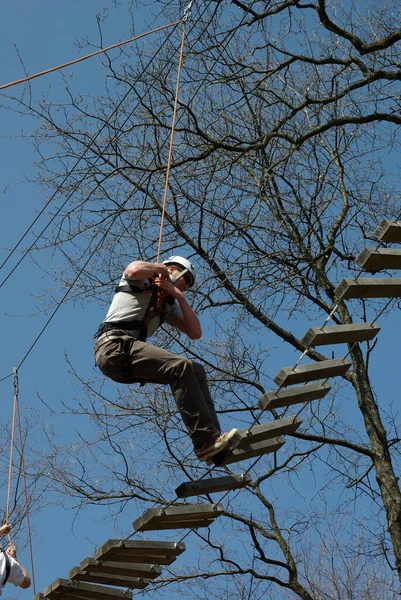 Man Climbing Wooden Boards Ropes — Stock Photo, Image