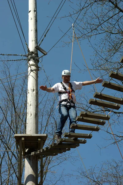Mann Klettert Seil Auf Holzbretter — Stockfoto