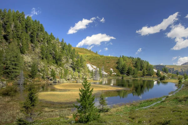 Małe Górskie Jezioro Ciągu Dnia — Zdjęcie stockowe