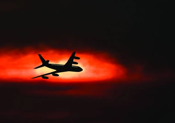 Die Silhouette Eines Passagierjets Verschwommenen Himmel Bei Sonnenuntergang Vektorillustration — Stockvektor