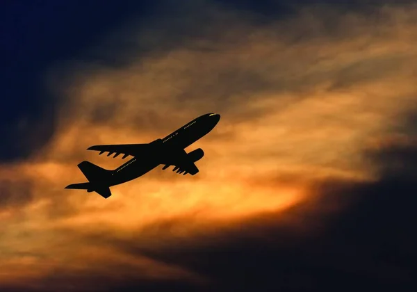 Silhouette Avion Réaction Passagers Dans Ciel Nuageux Coucher Soleil Illustration — Image vectorielle