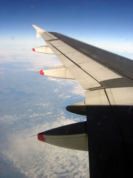 Asa Avião Que Voa Acima Vista Janela — Fotografia de Stock