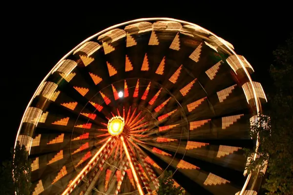 巨大的摩天轮旋转木马 游乐园 — 图库照片