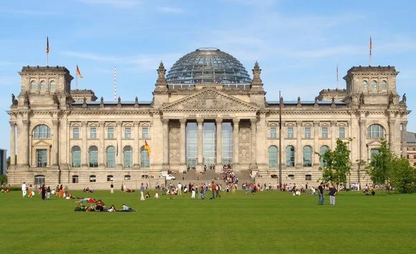 Día Normal Con Ambiente Tranquilo Animado Frente Edificio Reichstag — Foto de Stock