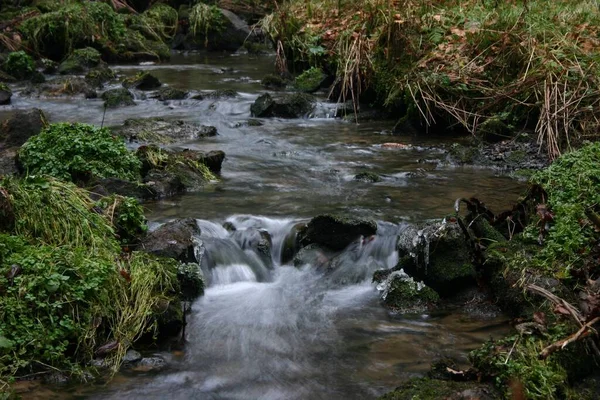 Schöner Wasserfall Auf Naturhintergrund — Stockfoto