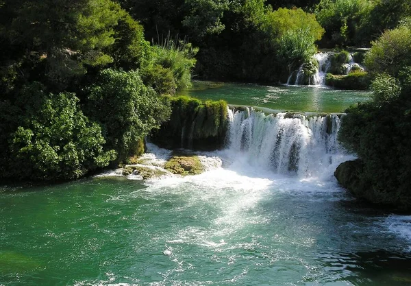 Hermosa Cascada Sobre Fondo Naturaleza — Foto de Stock