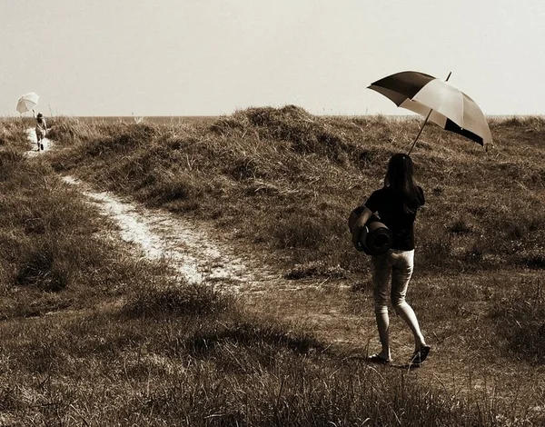 Νεαρή Γυναίκα Αδιάβροχο Ομπρέλα Στο Χωράφι — Φωτογραφία Αρχείου