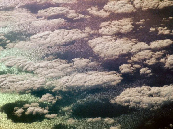 산들의 바다의 비행기 — 스톡 사진