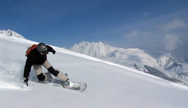 Snowboarding Στην Πλαγιά Στο Χιονοδρομικό Κέντρο — Φωτογραφία Αρχείου