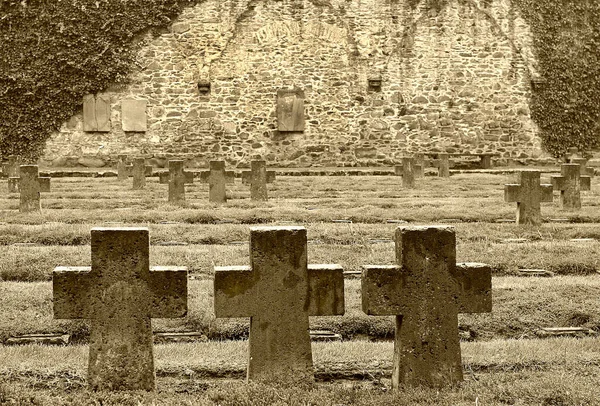 헤센의 근처의 부르크 수도원의 마당에는 대전의 희생자들이 묘지가 시대를 말라는 — 스톡 사진