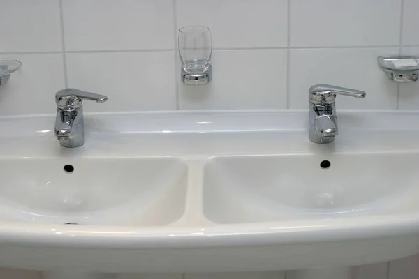 Modern Lüks Otelin Banyo Lavabosu — Stok fotoğraf