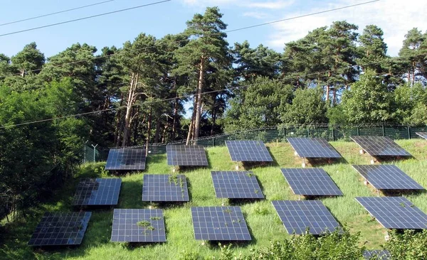 Ηλιακή Ενέργεια Οικολογικά Ηλιακά Κύτταρα Πράσινη Ηλεκτρική Ενέργεια — Φωτογραφία Αρχείου