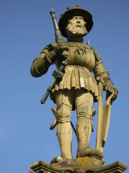 バルセロナ市のピーターとポールの要塞の王の彫像の彫刻 — ストック写真