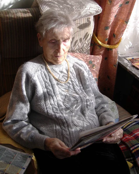 Старшая Женщина Читает Книгу — стоковое фото