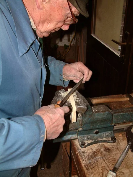 拿着铁锤的老年人 — 图库照片