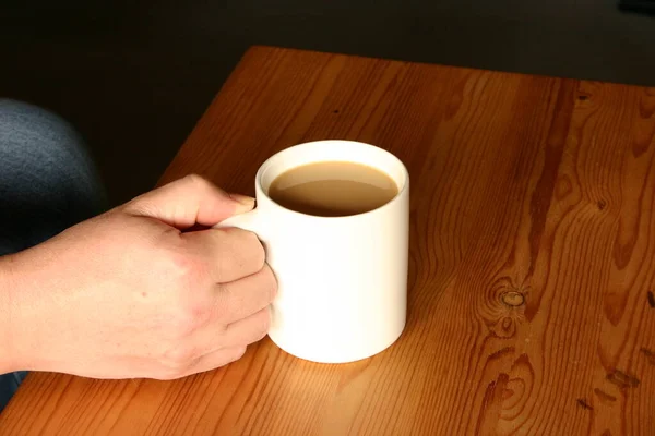 Ahşap Masada Bir Fincan Kahve Tutan Kadın — Stok fotoğraf