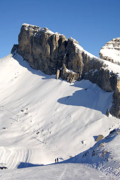 斜面は開いており 誰も行くことはありません スキー場 レイシン スイス — ストック写真